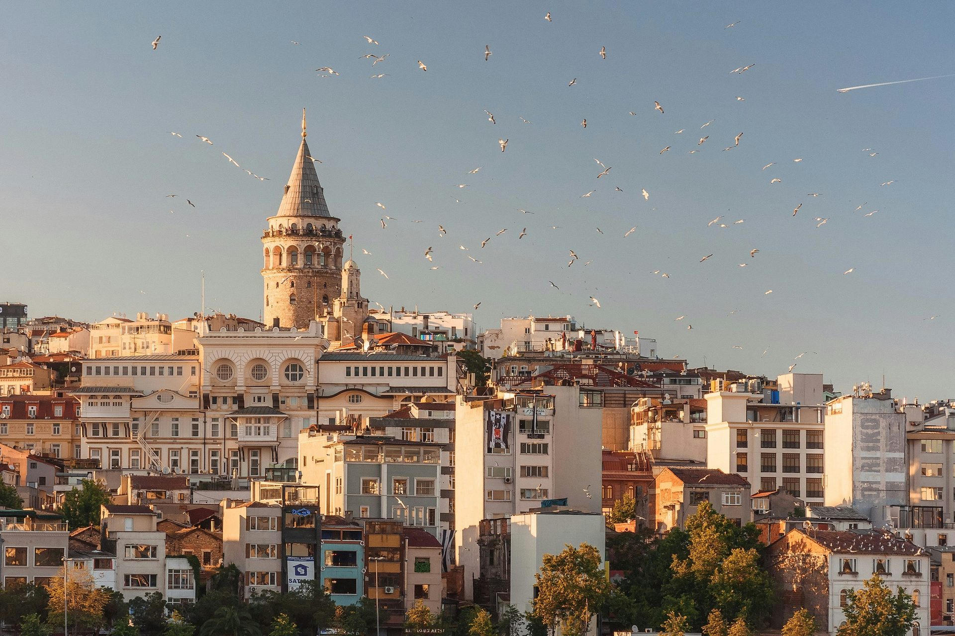 İstanbul'da Galata Kulesi ve çevresindeki tarihi binalar